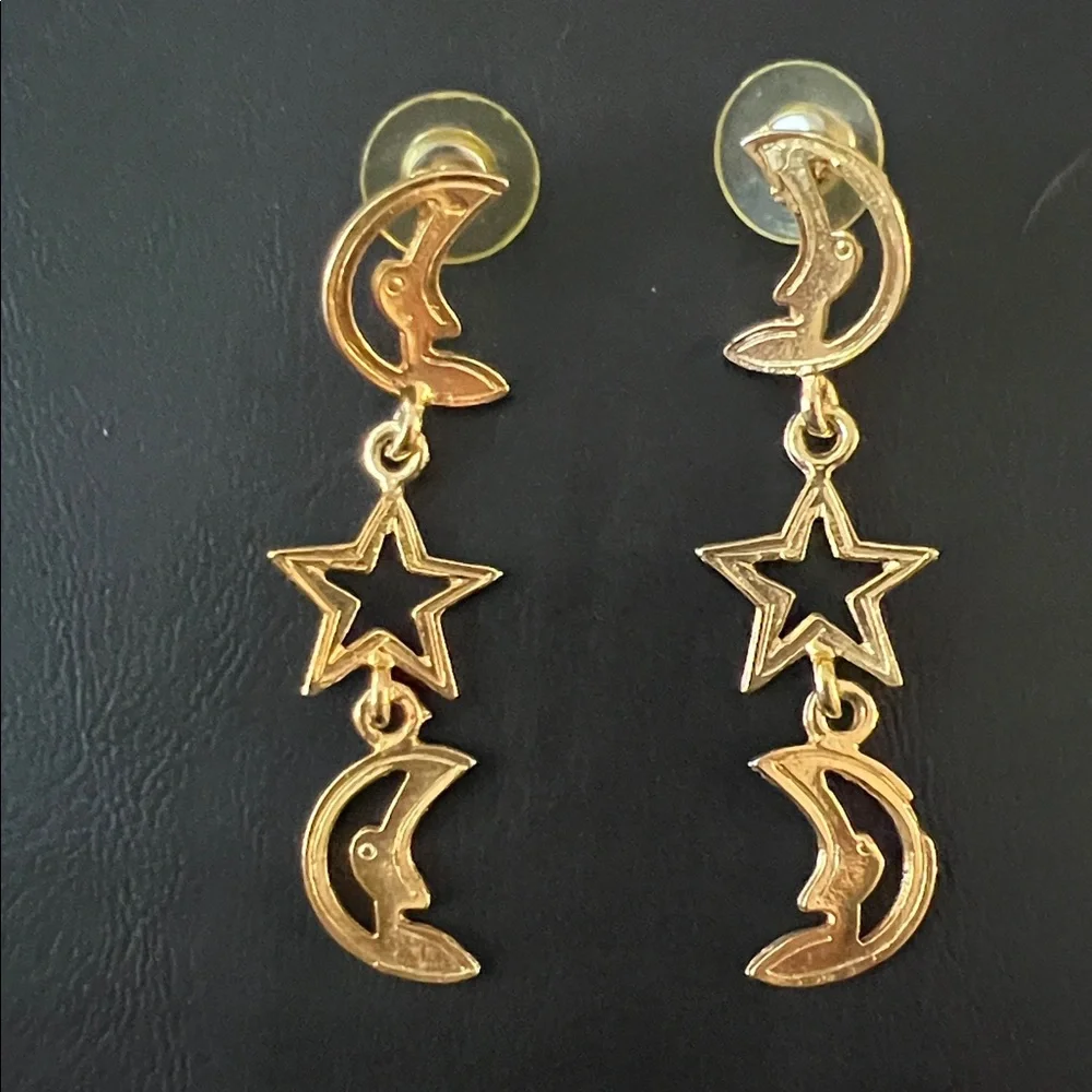 MOON and STARS NWOT GOLD TONE PIERCED 2” DANGLE EARRINGS IN GIFT BOX.